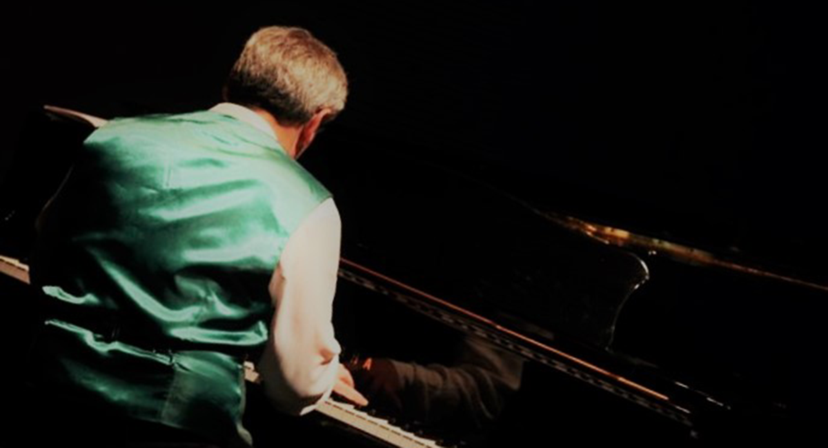 Jorge Gil Zulueta plays ragtime